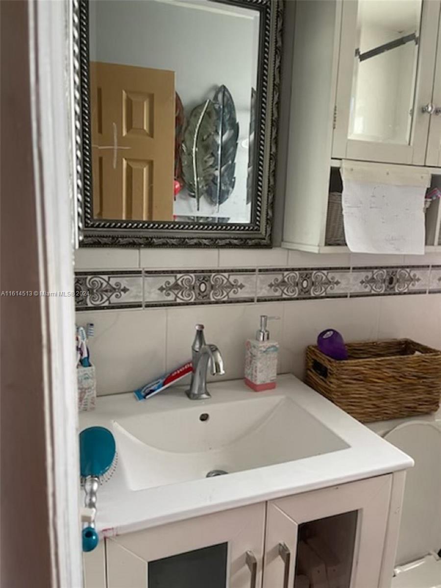 3601 NW 102nd St, Miami FL 33147 8 Blandon Realty - Real Estate Agency